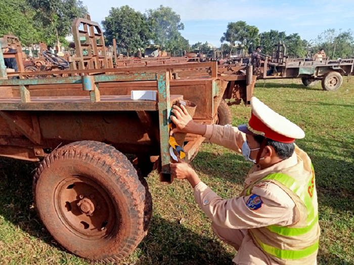 Doi Canh sat giao thong trat tu Cong an huyentuyen truyen luat giao thong va dan 2